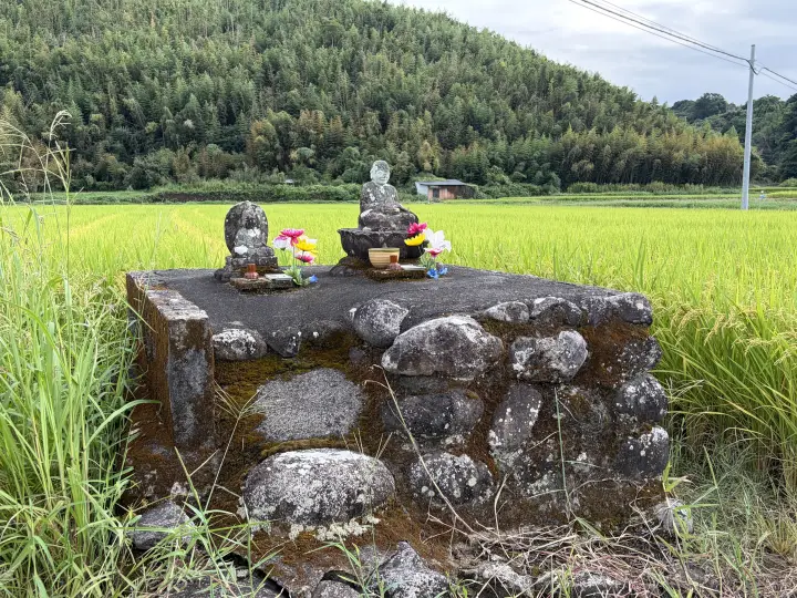 石仏と稲田（地区の境目にて）